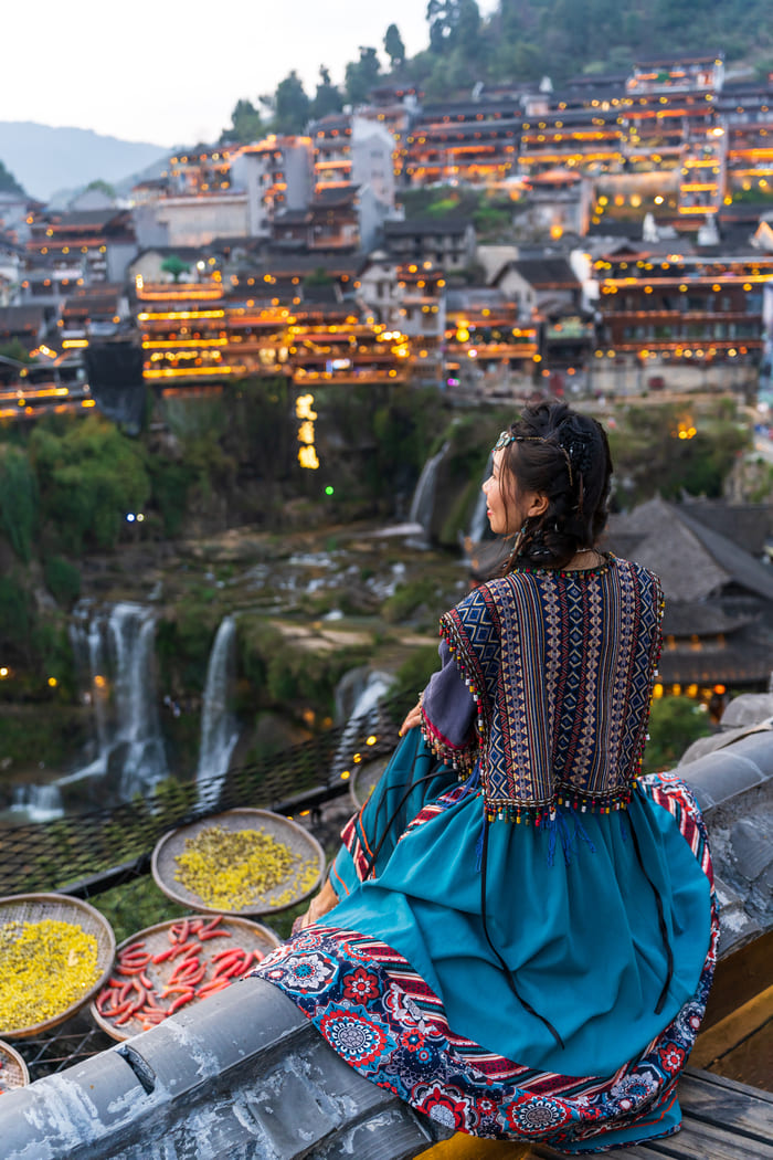 Mujer mirando la Ciudad Prohibida de Lijiang